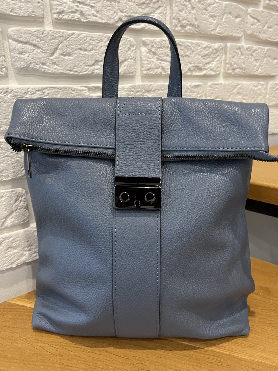 Рюкзак зі шкіри  - мікс практичності та стилю! Італія, колір голубий