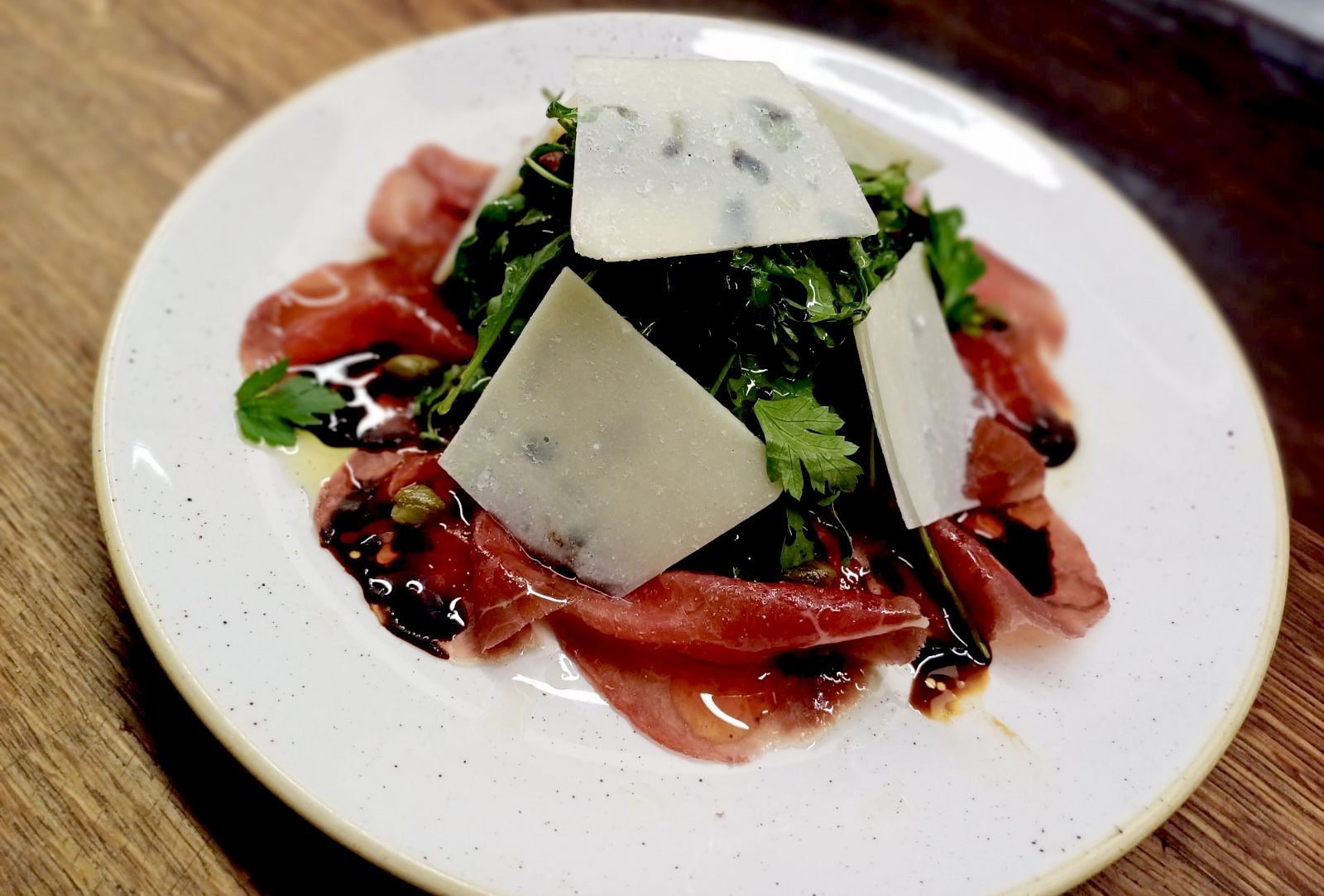 Салат Міланський з Брезаолою,  Руколою, томатами Чері та сиром Пармезан