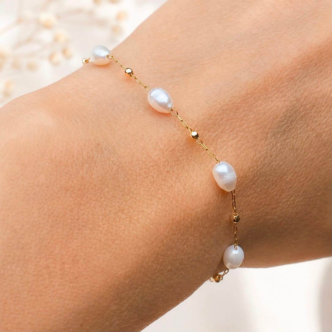 Bracelet with freshwater white pearl
