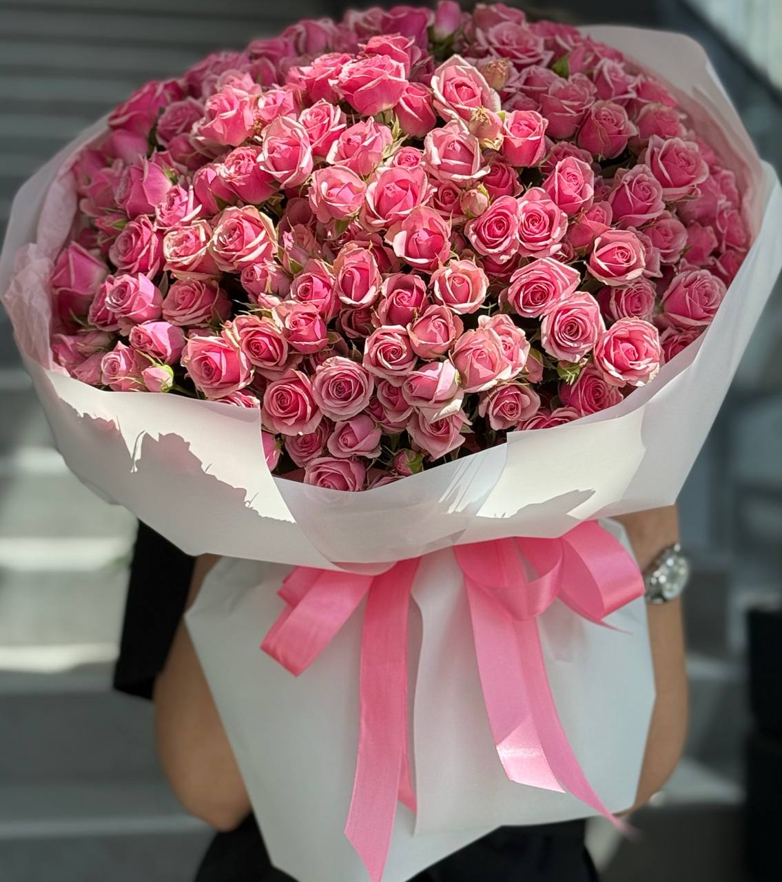 Букет із рожевої троянди спрей