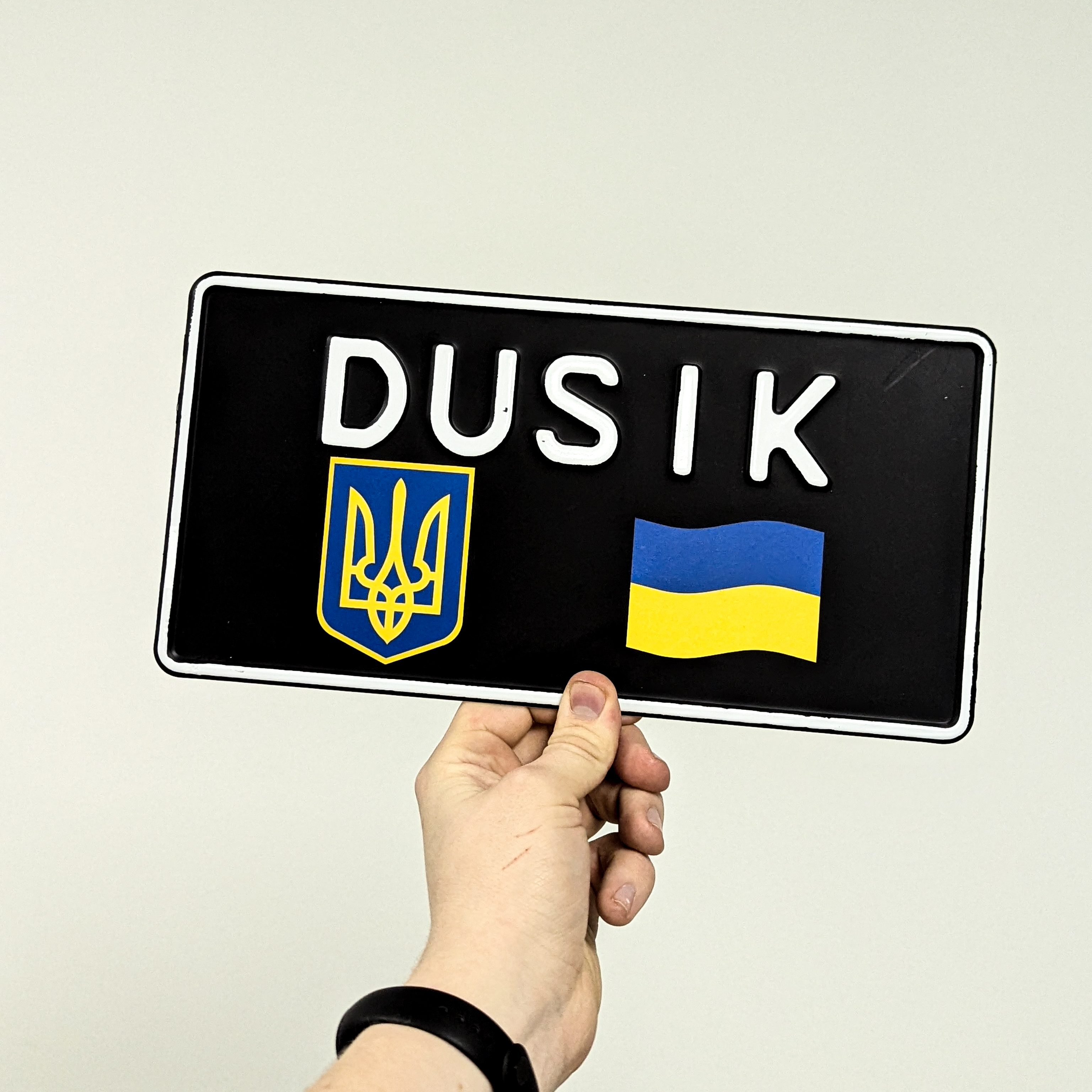 Сувенірний чорний номер на авто американського формату 300х150 мм з позивним, прапором і гербом