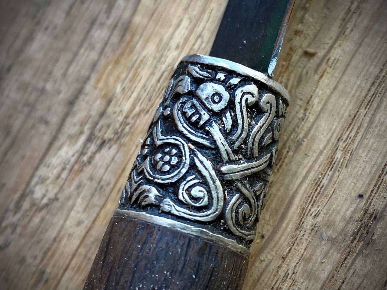 Ніж ручної роботи з обоймою руків'я морений дуб грифони з обоймою та кільцем