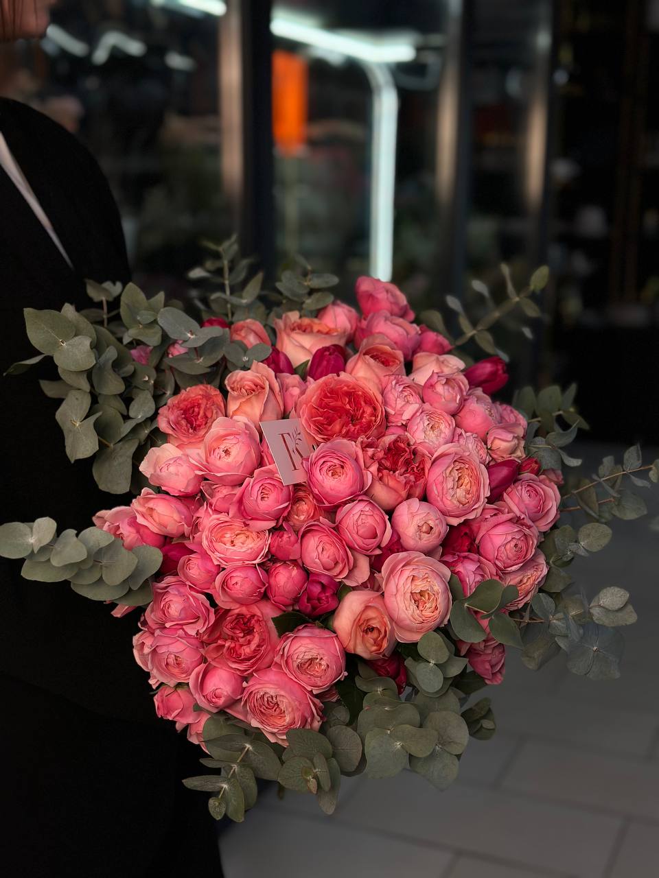 Мікс піоновидних троянд з додаванням евкаліпту