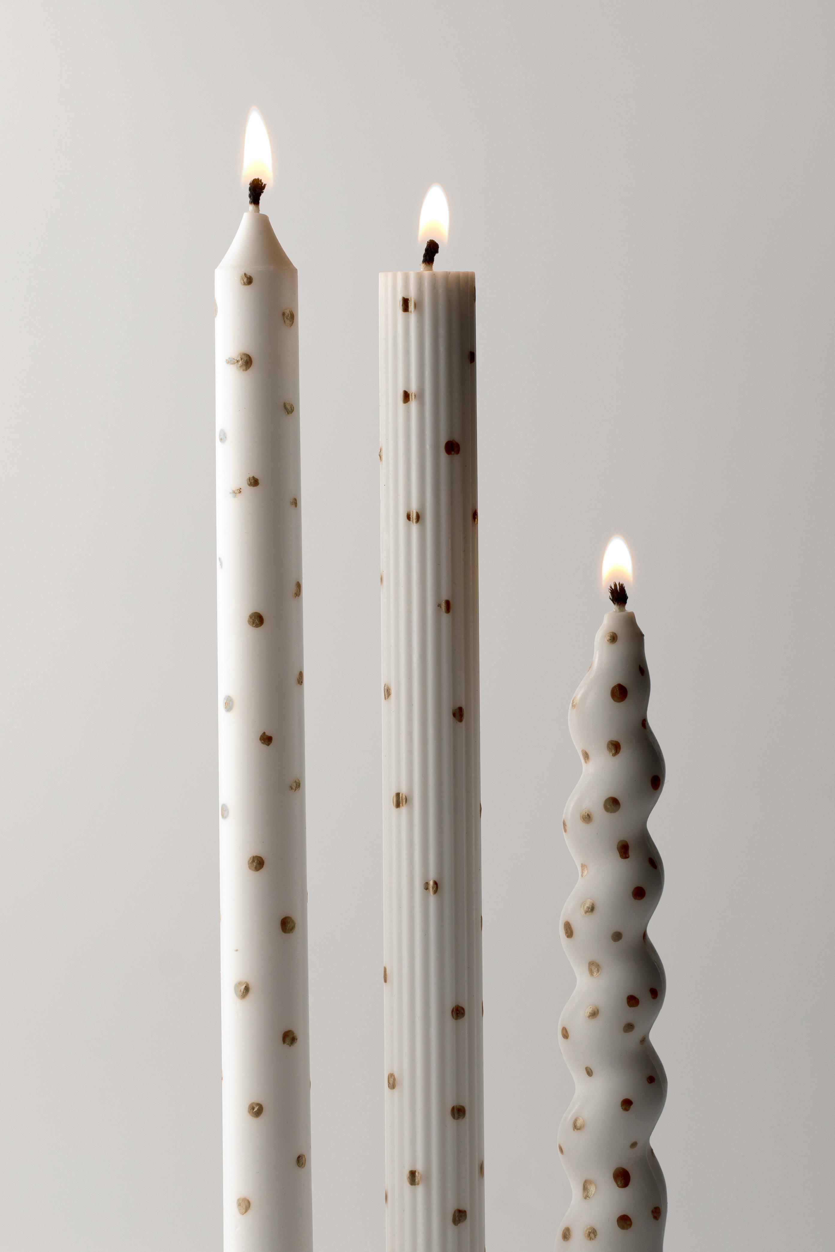 Свічки в золоту крапочку, набір із 3-х свічок (у кольорах)