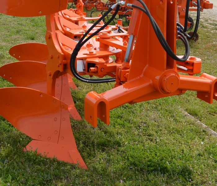 Оборотний плуг MICRON 2 (695 кілограми)