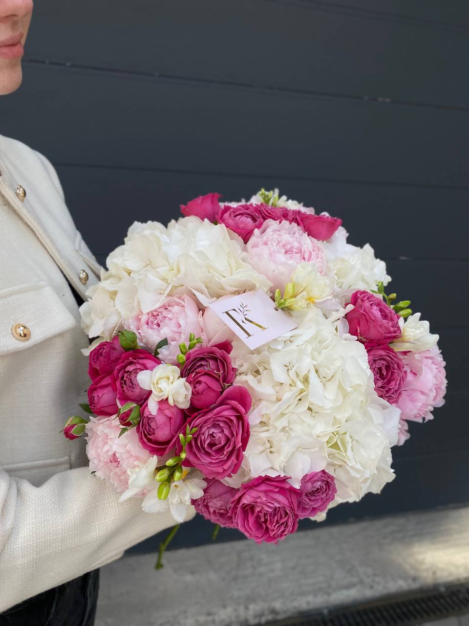 Мікс із гортензій, півоній та кущових троянд
