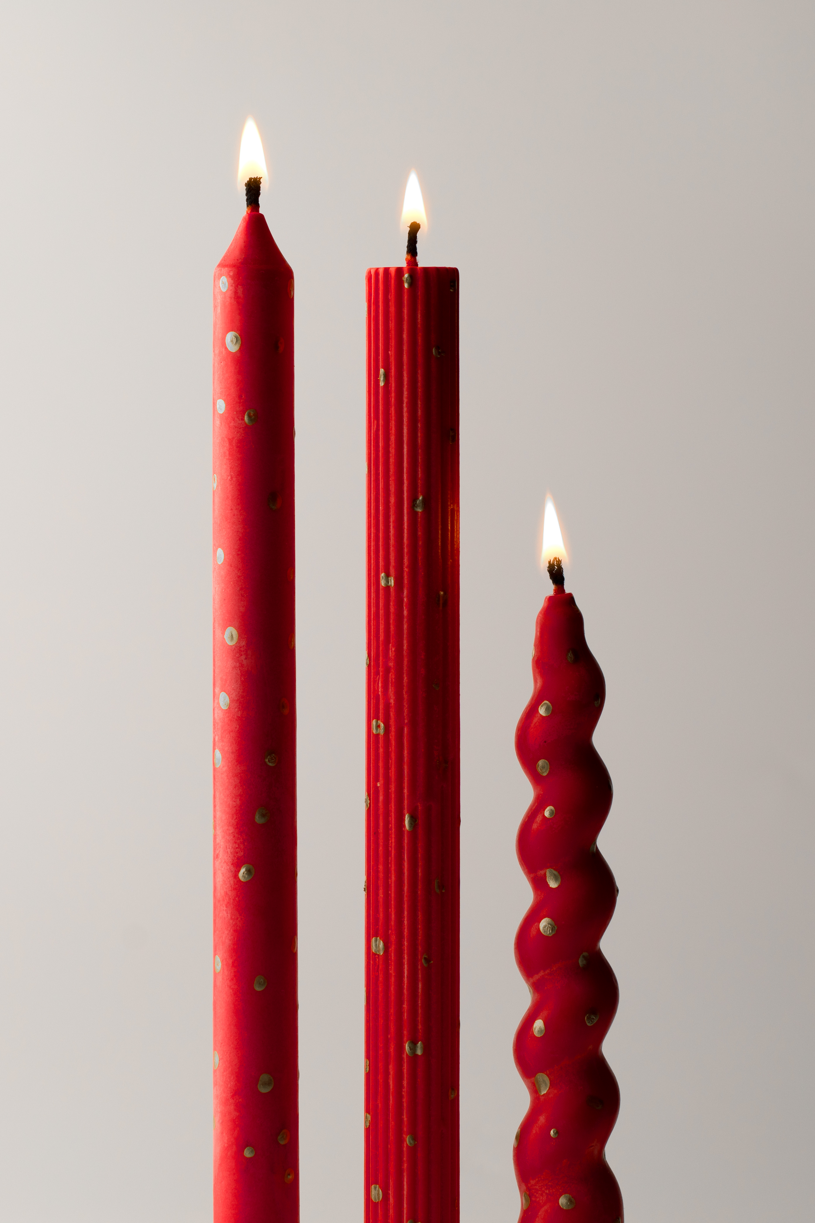 Свічки в золоту крапочку, набір із 3-х свічок (у кольорах)