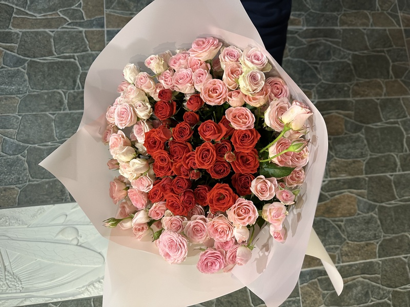 41 червона та рожева гілковатроянда " Гуд Муд "+"Ванесса"