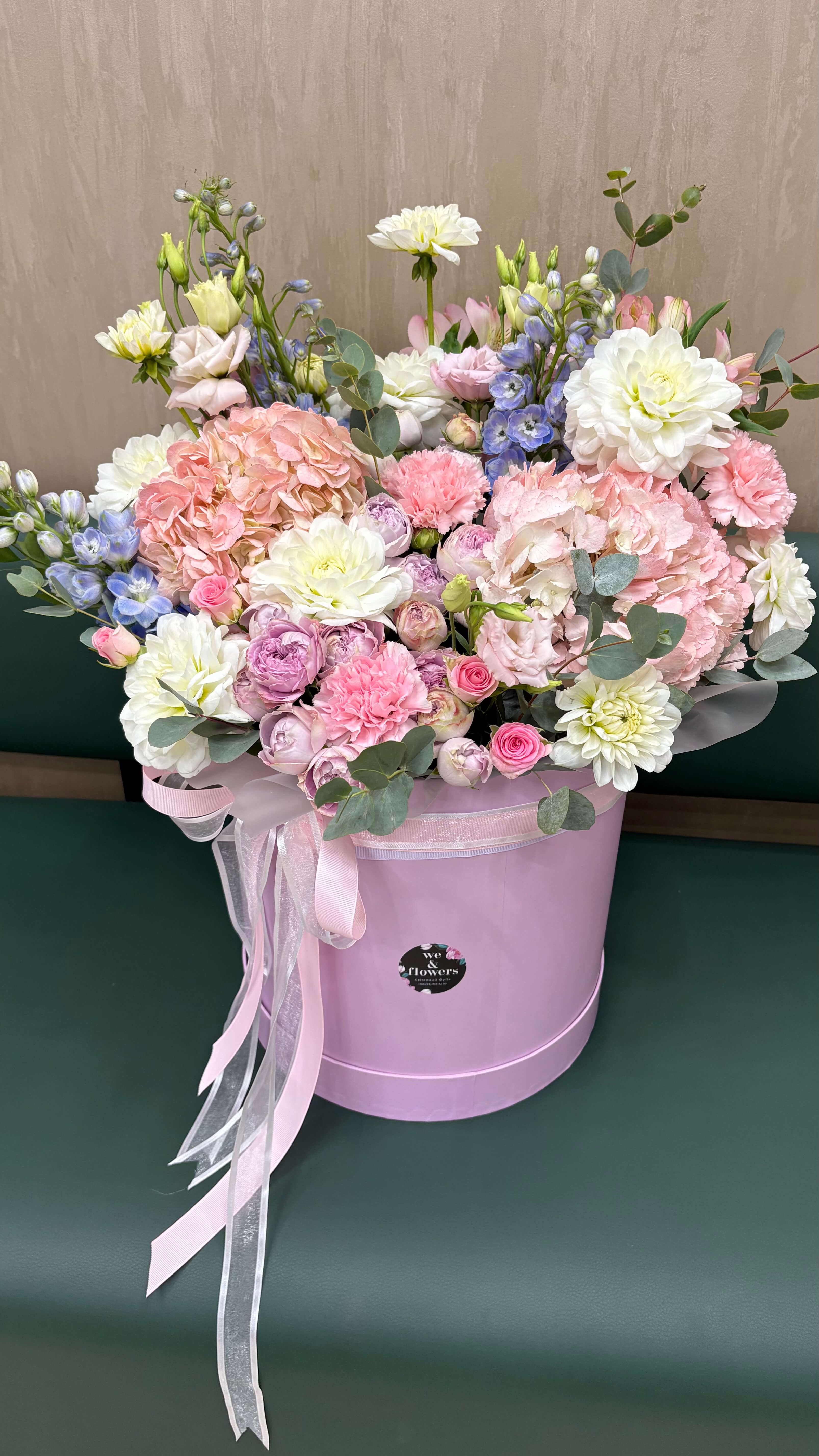 Композиція в коробці «Фієста» з гортензіями, жоржинами, дельфініумом та кущовою трояндою