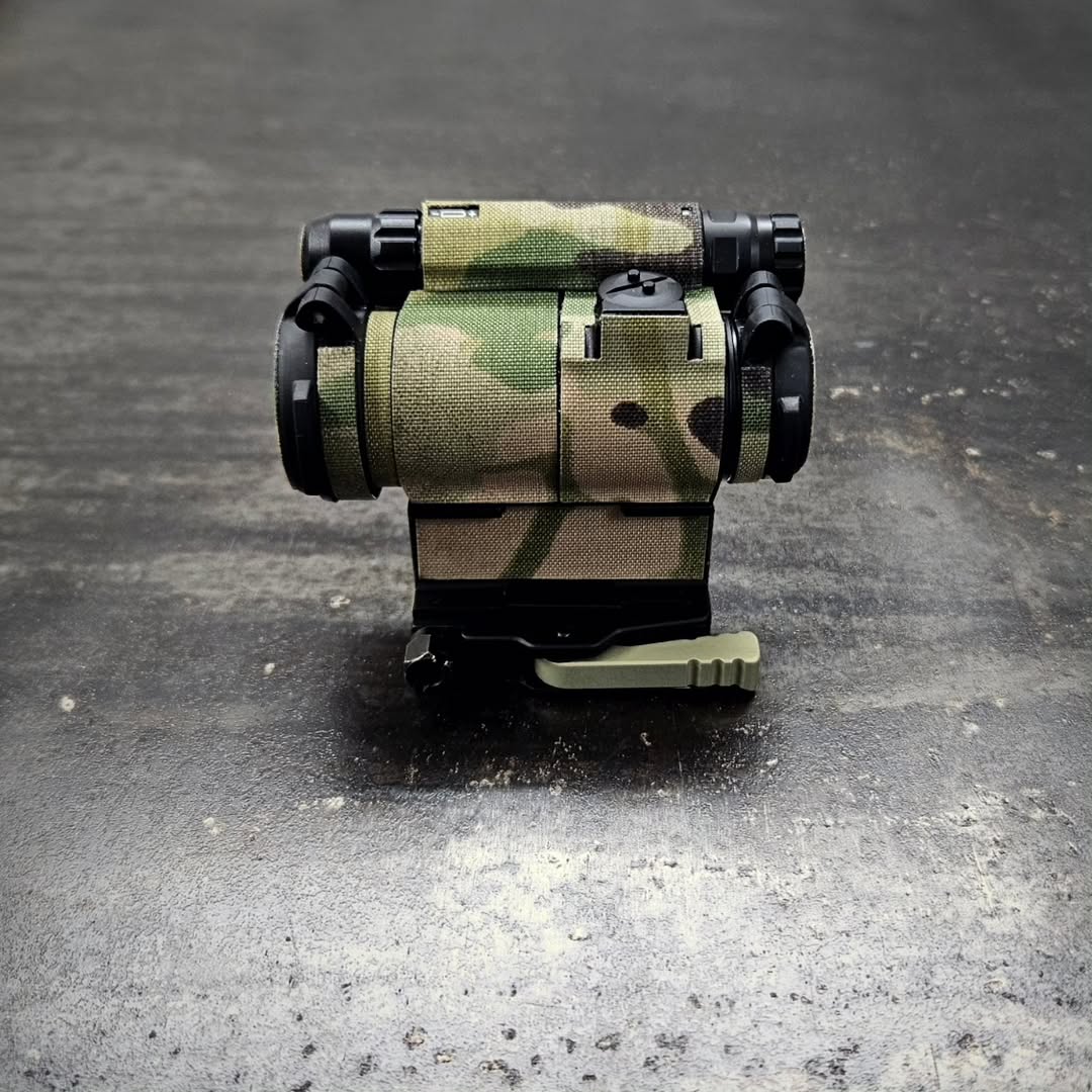 Маскувальні текстильні наліпки для прицілу "AIMPOINT COMP M5S" від українського бренду "SVETOGOR DEFENCE".