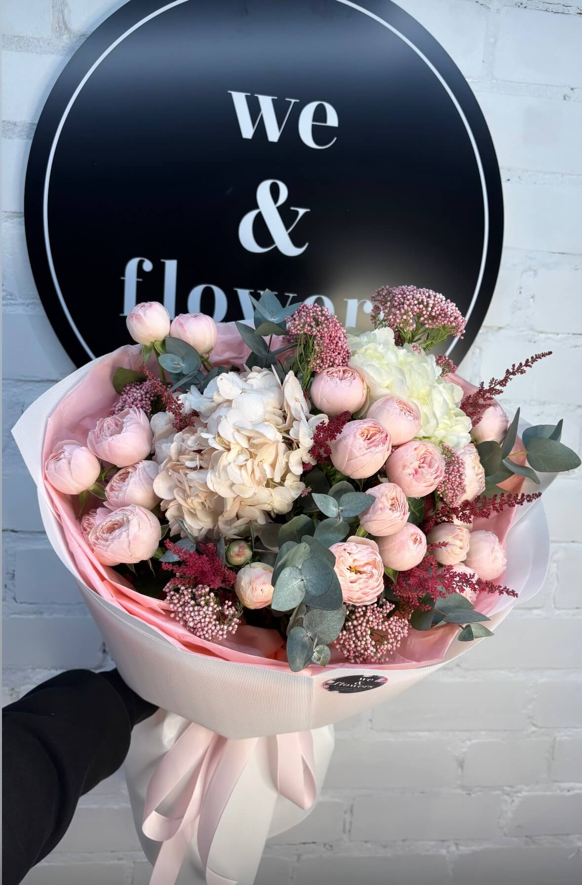 Букет з півонієподібною трояндою, гортензіями та астільбою