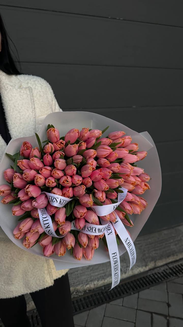 101 рожевий тюльпан в упакування