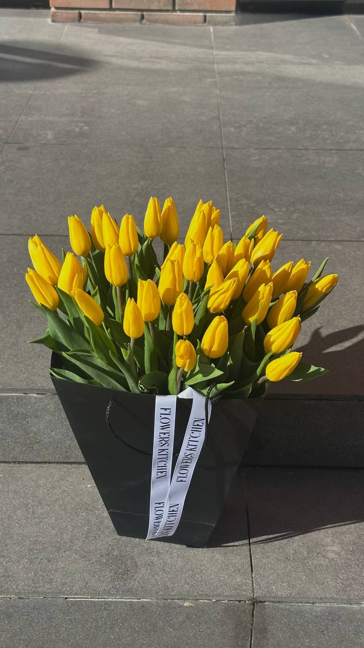 35 жовтих тюльпанів у переносці