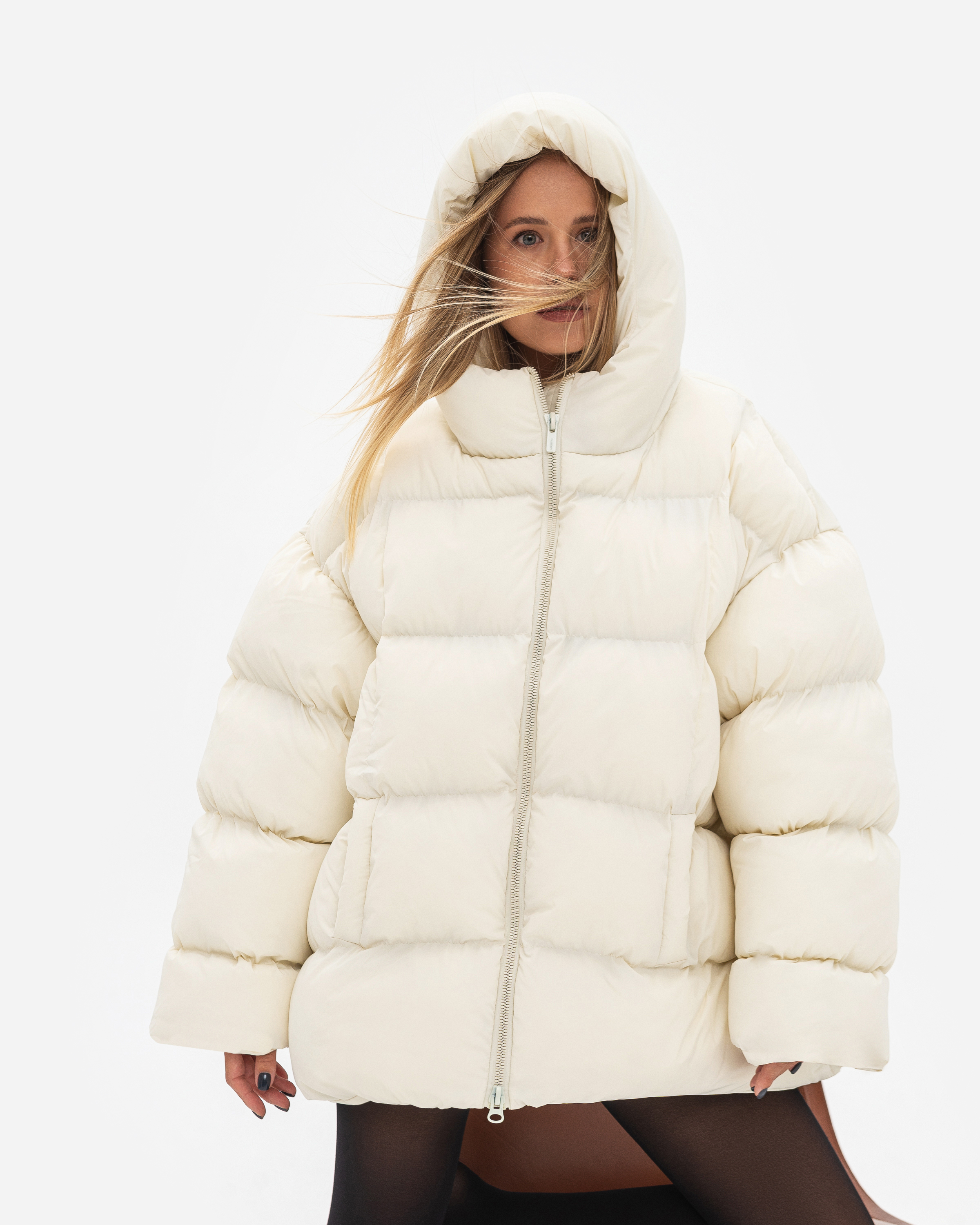 Пуховик у молочному відтінку