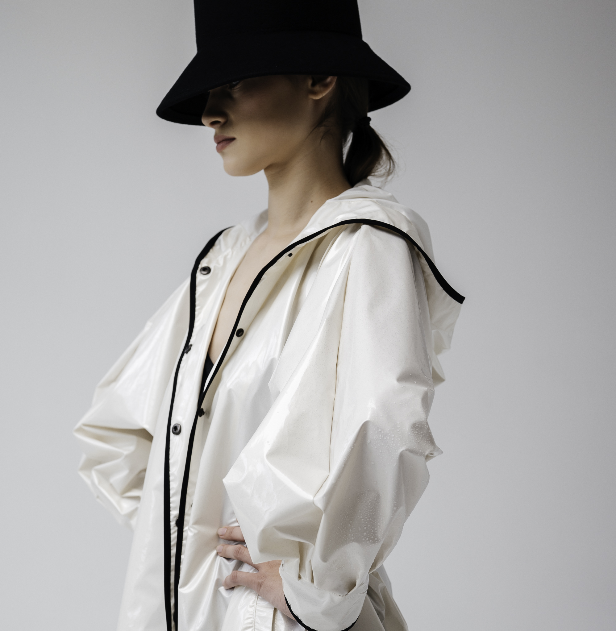 Білий глянцевий дизайнерський дощовик з чорним окантуванням | White glossy designer raincoat with black edging One size