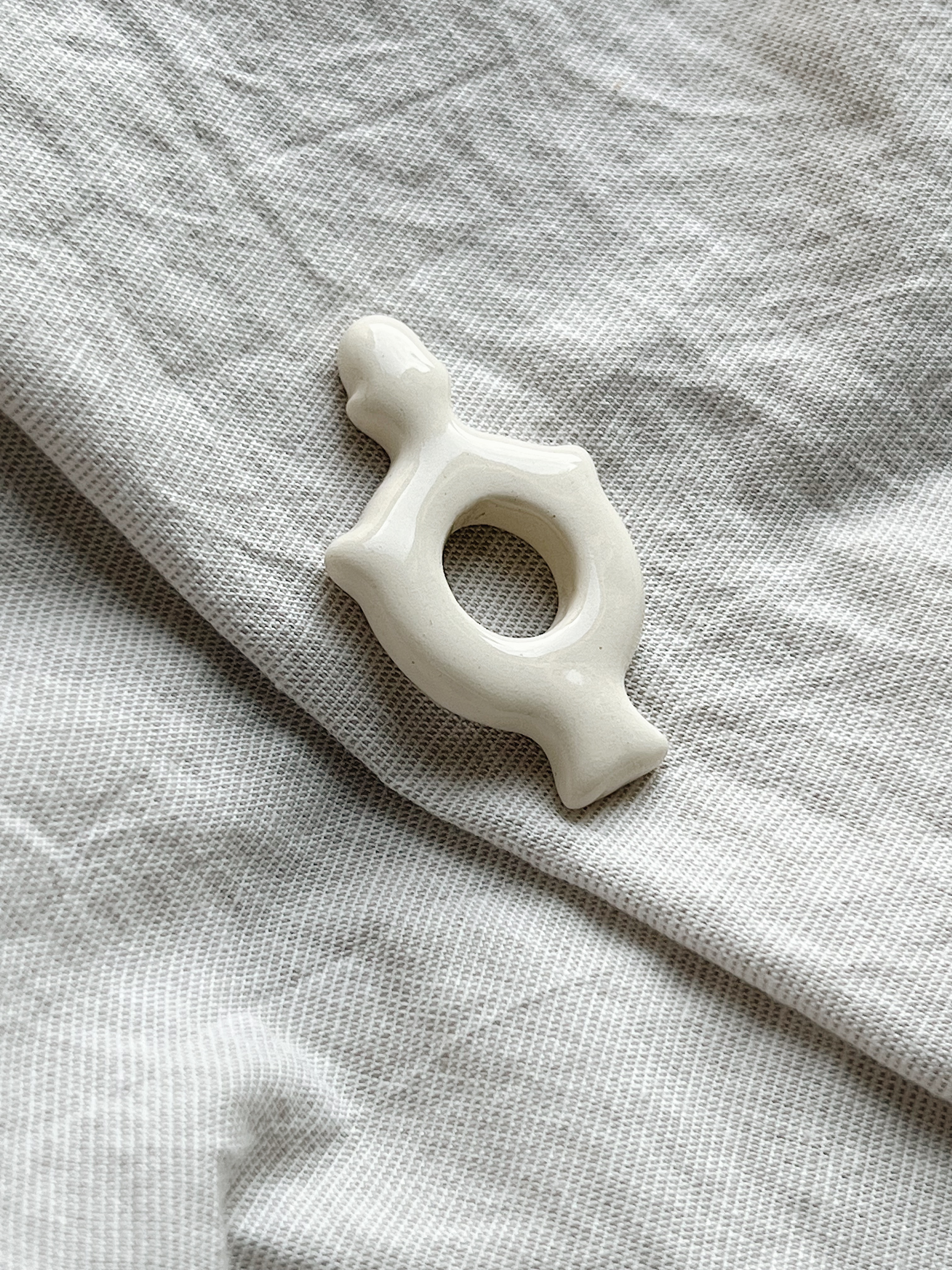 кулон куманець білий