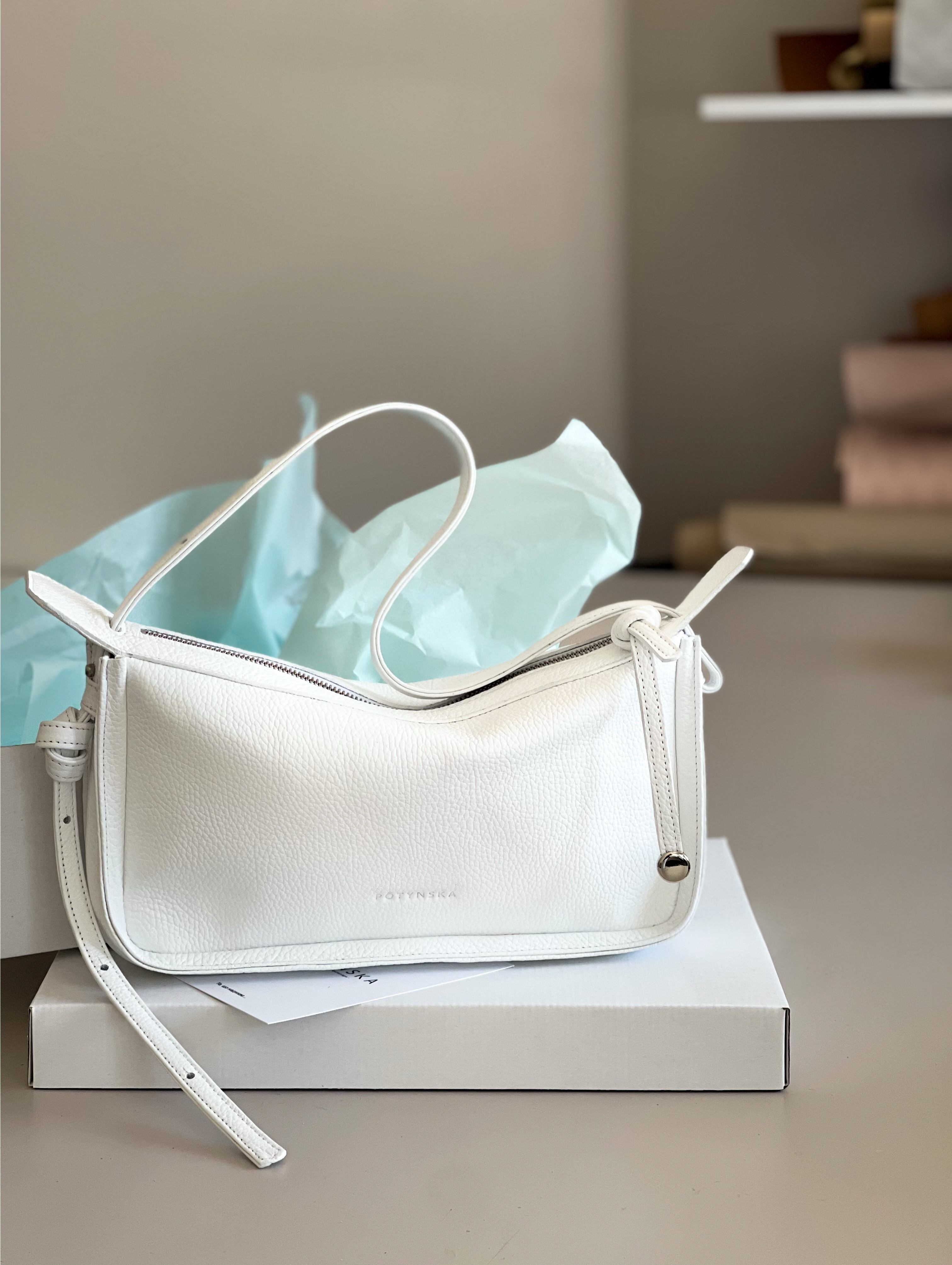 Джил у білому