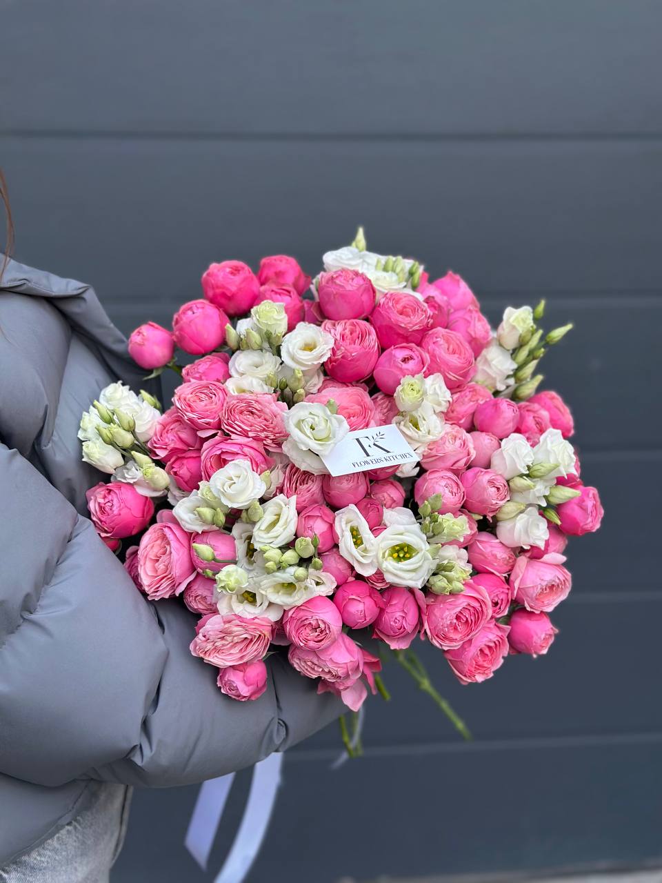 Троянда сорту Silvia Pink у поєднанні з еустомою