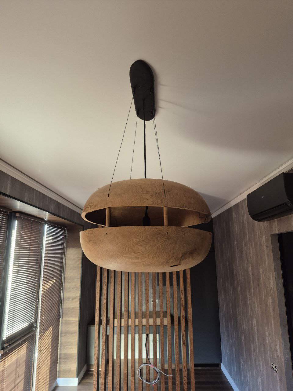 Велика підвісна  люстра з дуба ручної роботи