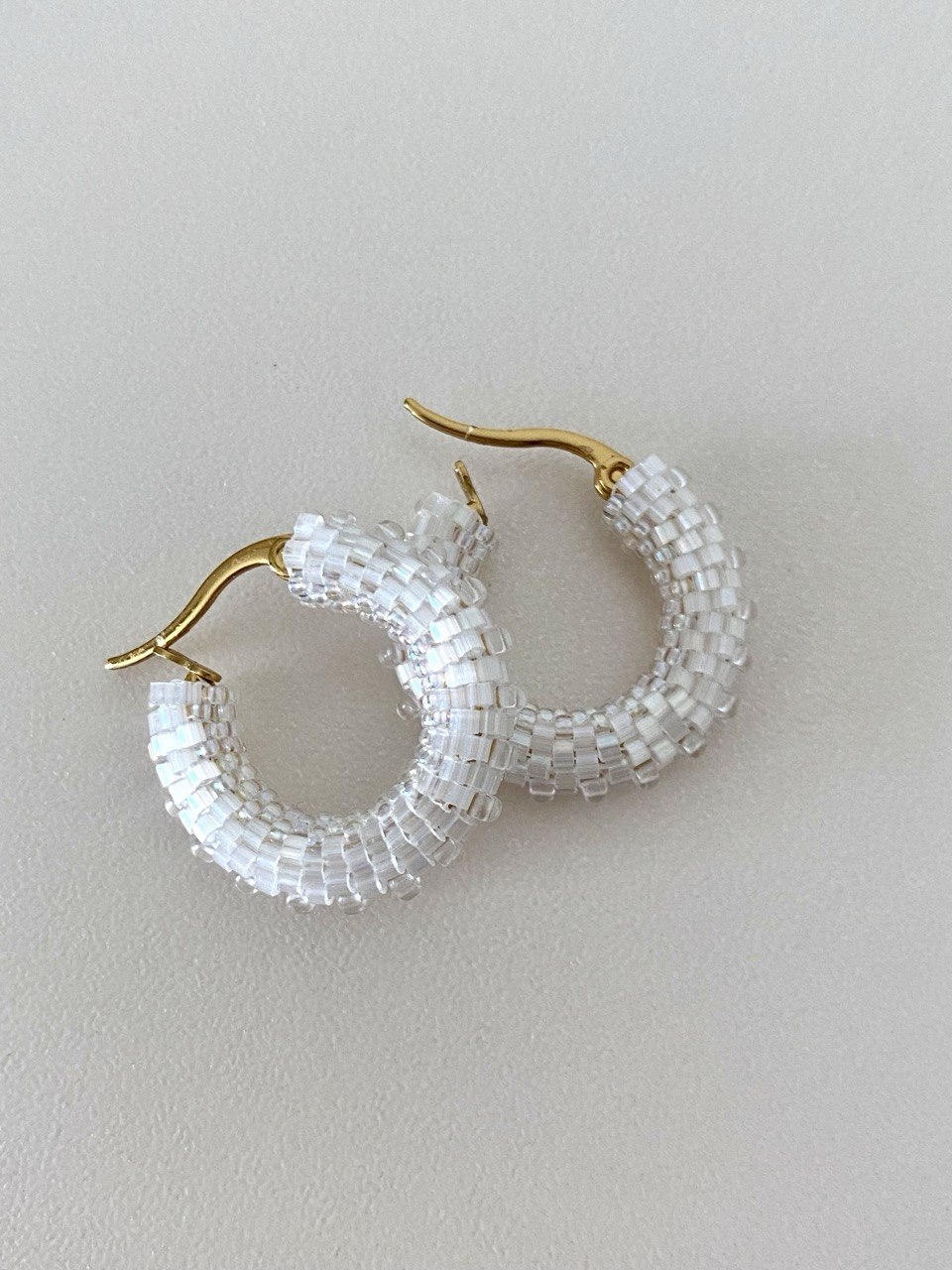 Сережки конго, white satin (23мм)
