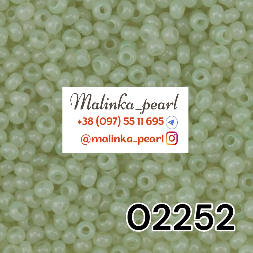 Бісер блідо-салатовий, непрозорий, алебастровий
