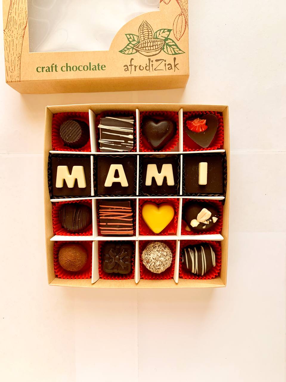 Подарунковий набір шоколадних натуральних цукерок ручної роботи іменний ТМ Afrodiziak 4 шоко-букви + 12 цукерок
