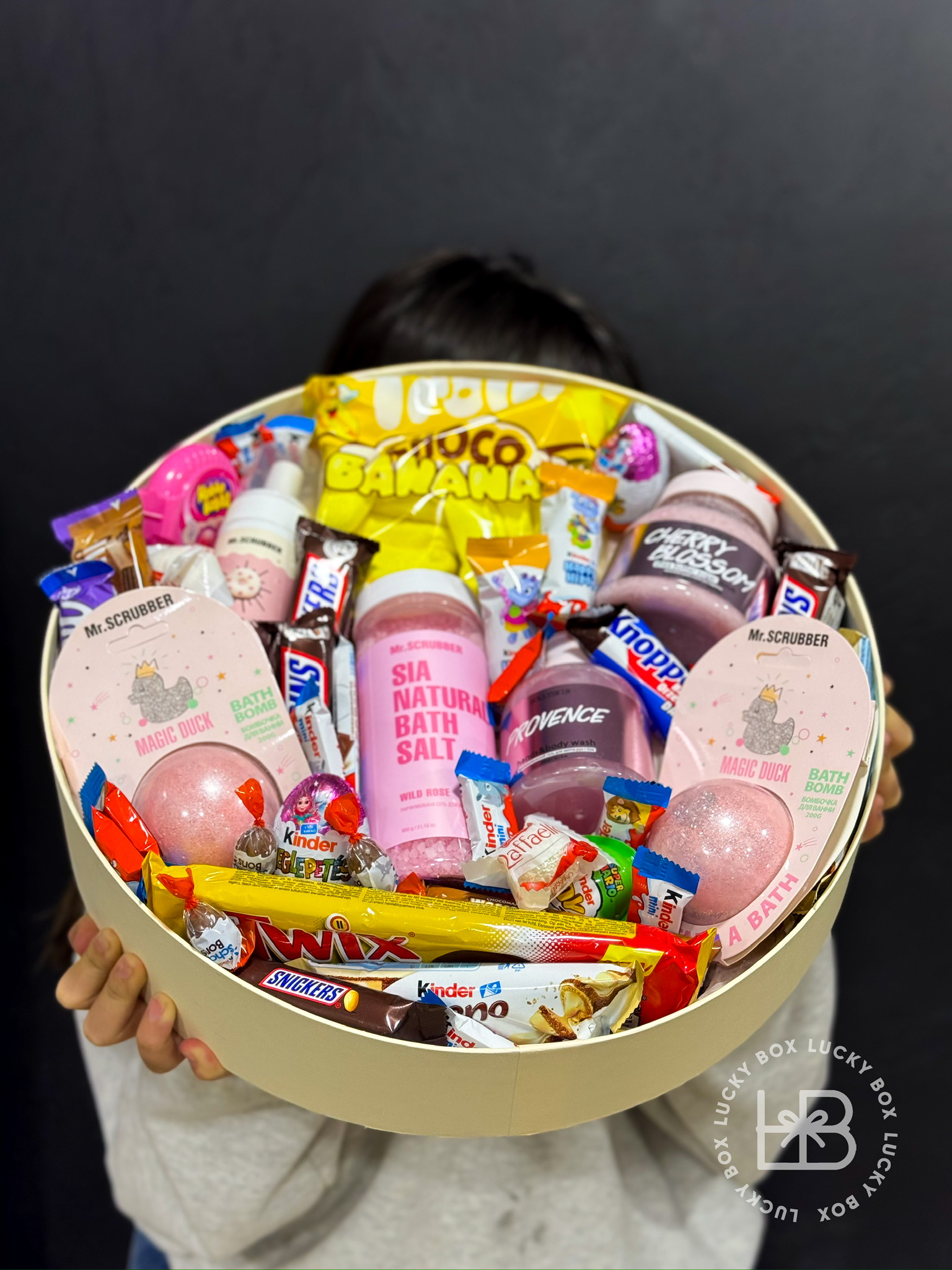 Круглий бокс з косметикою