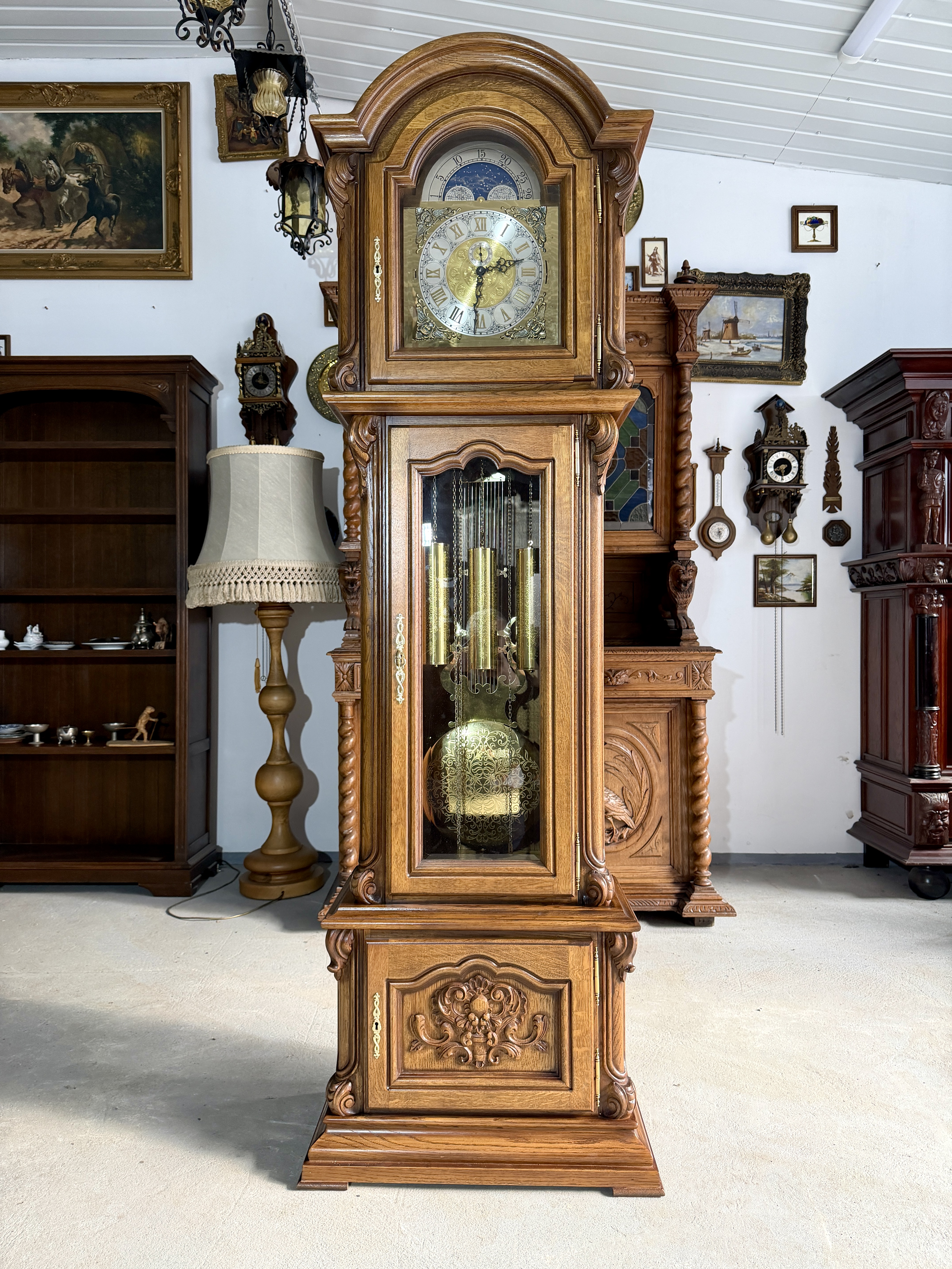 Підлоговий годинник із дуба та ручним оздобленням