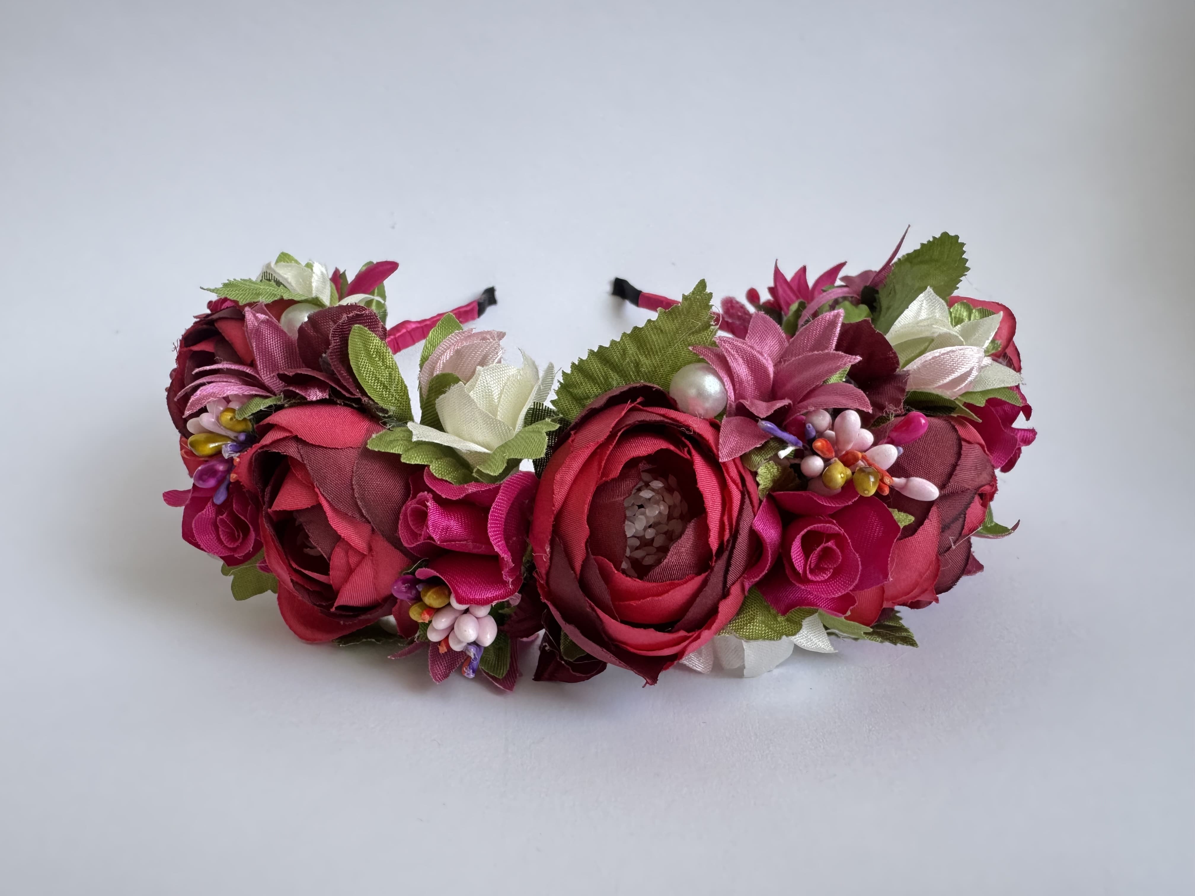 Віночок з вишнево-малинової півонії