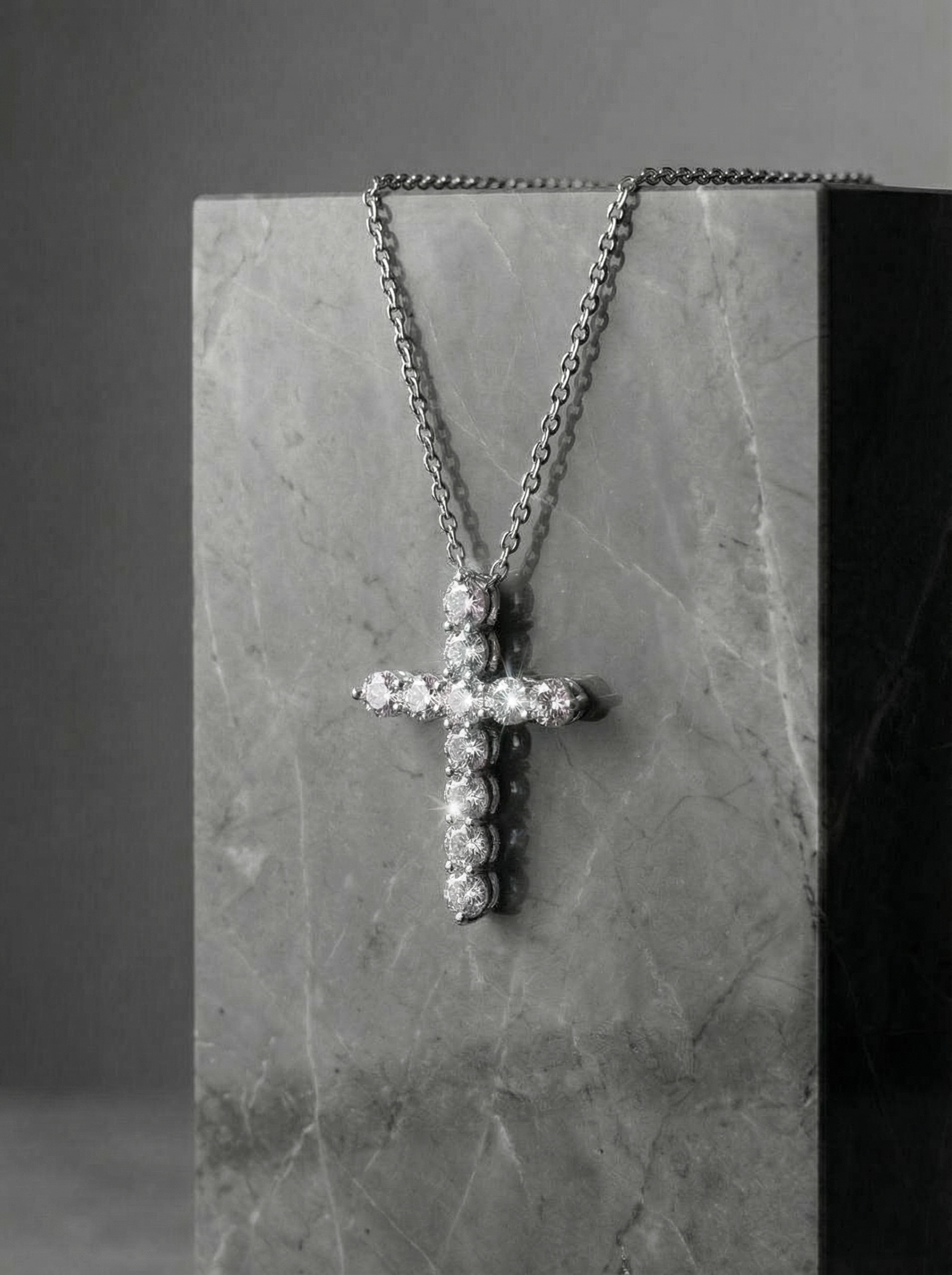 Хрестик 2,3 см на ланцюжку з мусанітами