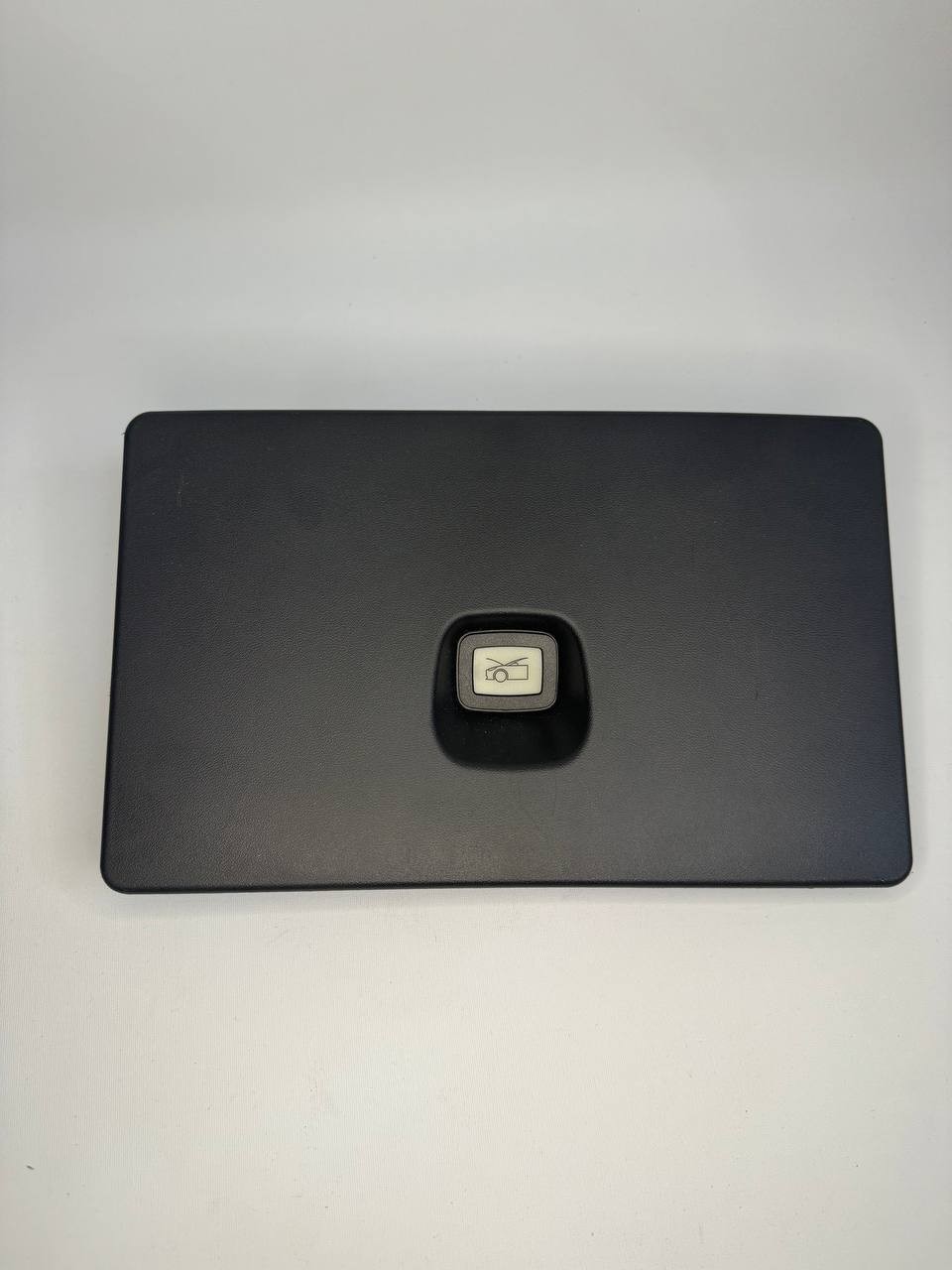 Панель замка підкапотного бокса на Tesla MY