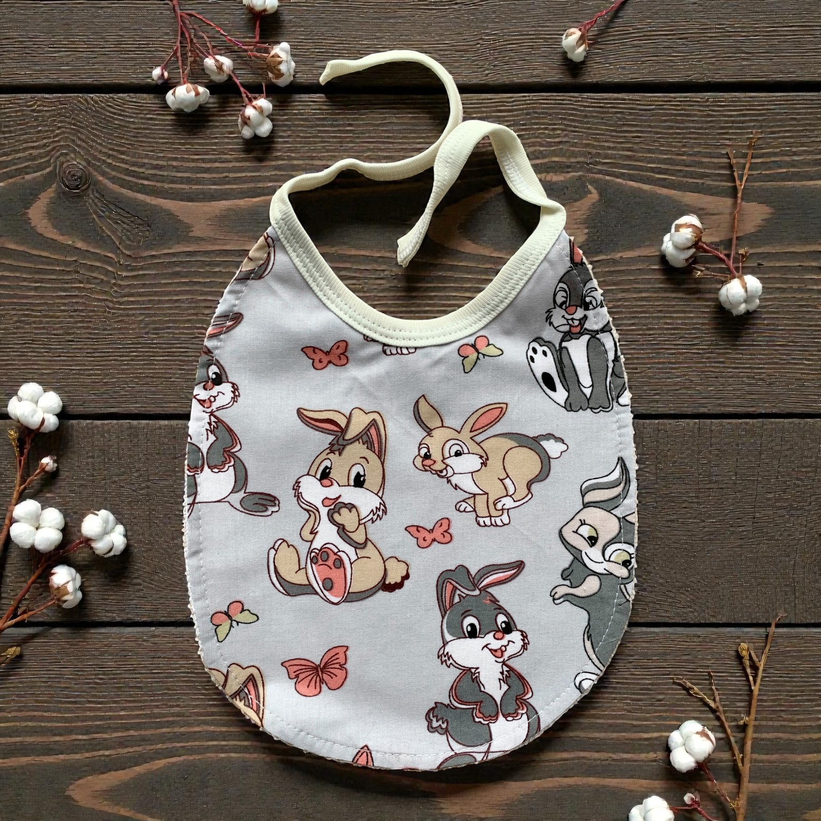Непромокаючий слинявчик на завязках Зайчик на сірому