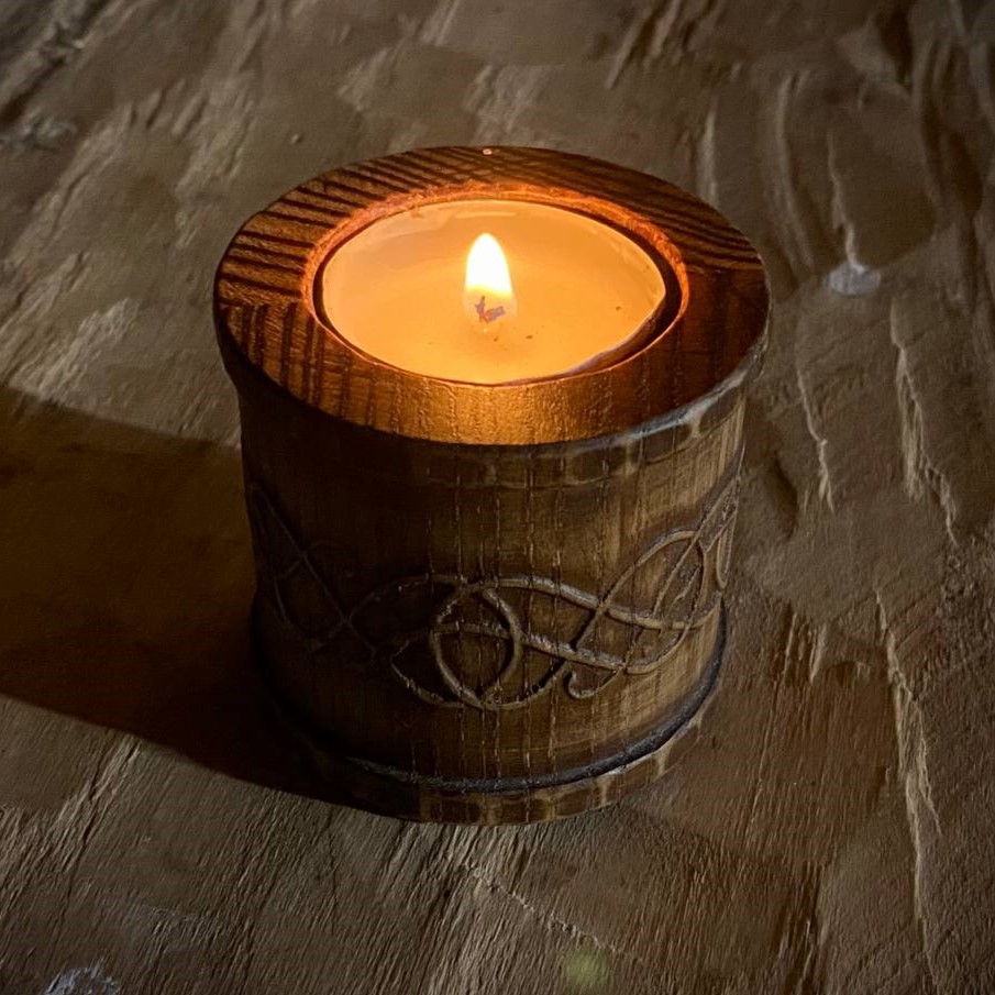 Підсвічник зі скандинавським вузловим орнаментом