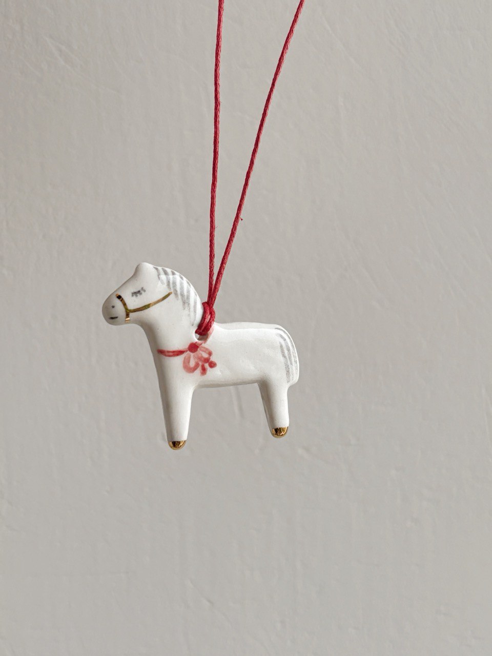 керамічний кулон коник зі стрічкою