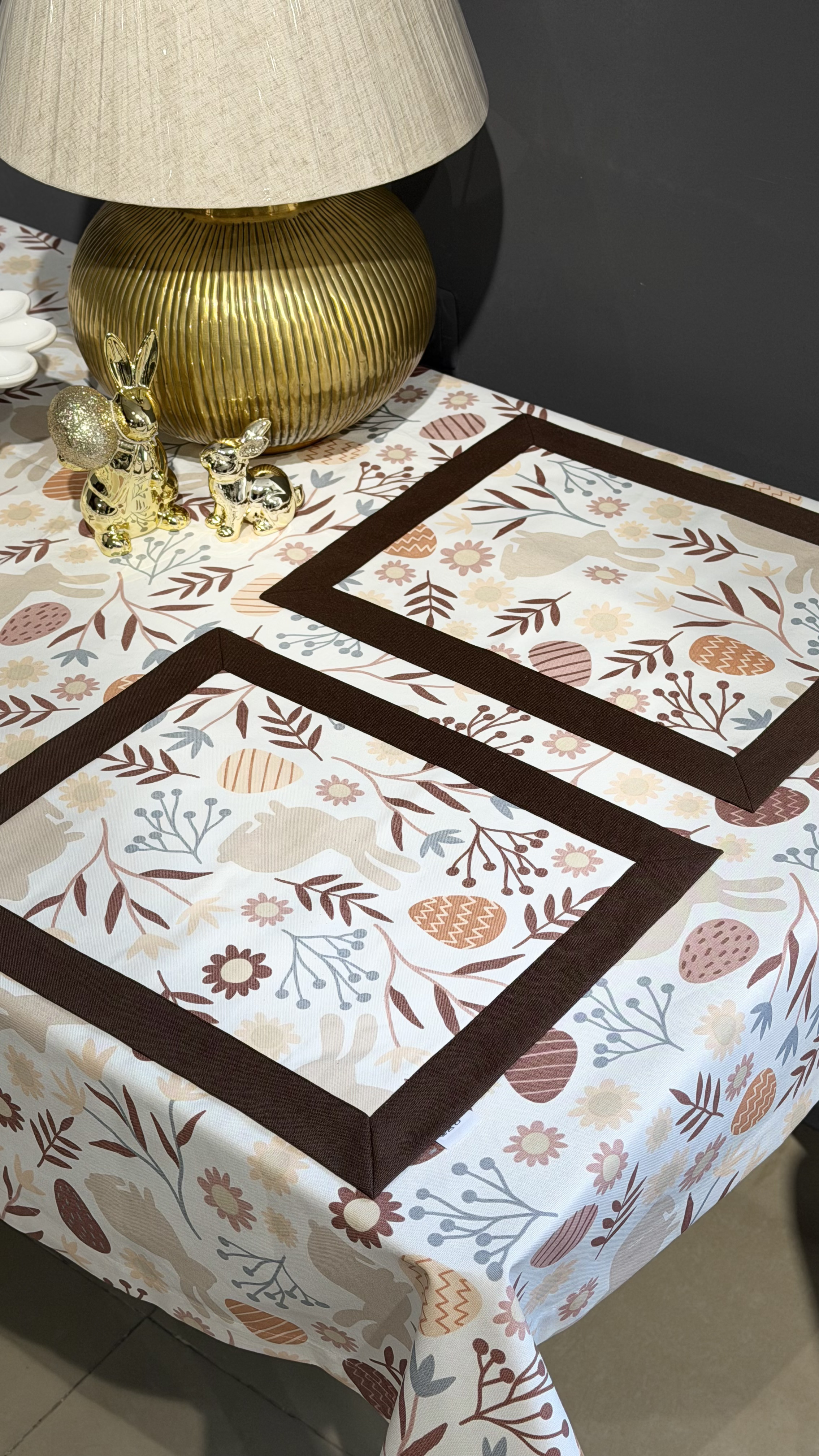 Скатертина великодня бежева з тефлоновим покриттям 140×180 см з кроликами