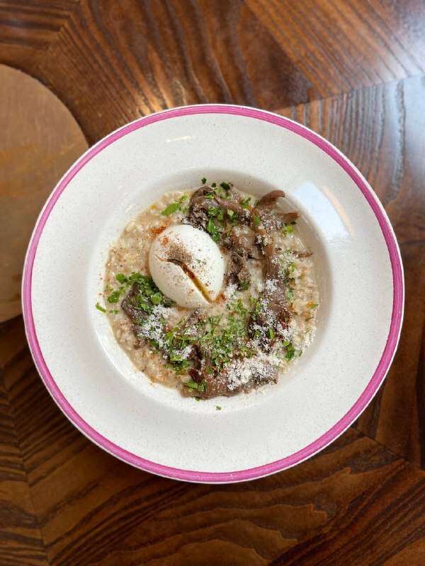 Oatmeal with stewed beef and pesto sauce