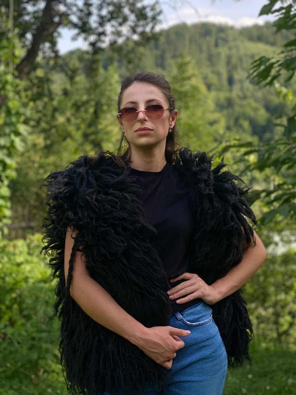 Ґуня безрукавка чорна фарбована з тонкої пряжі