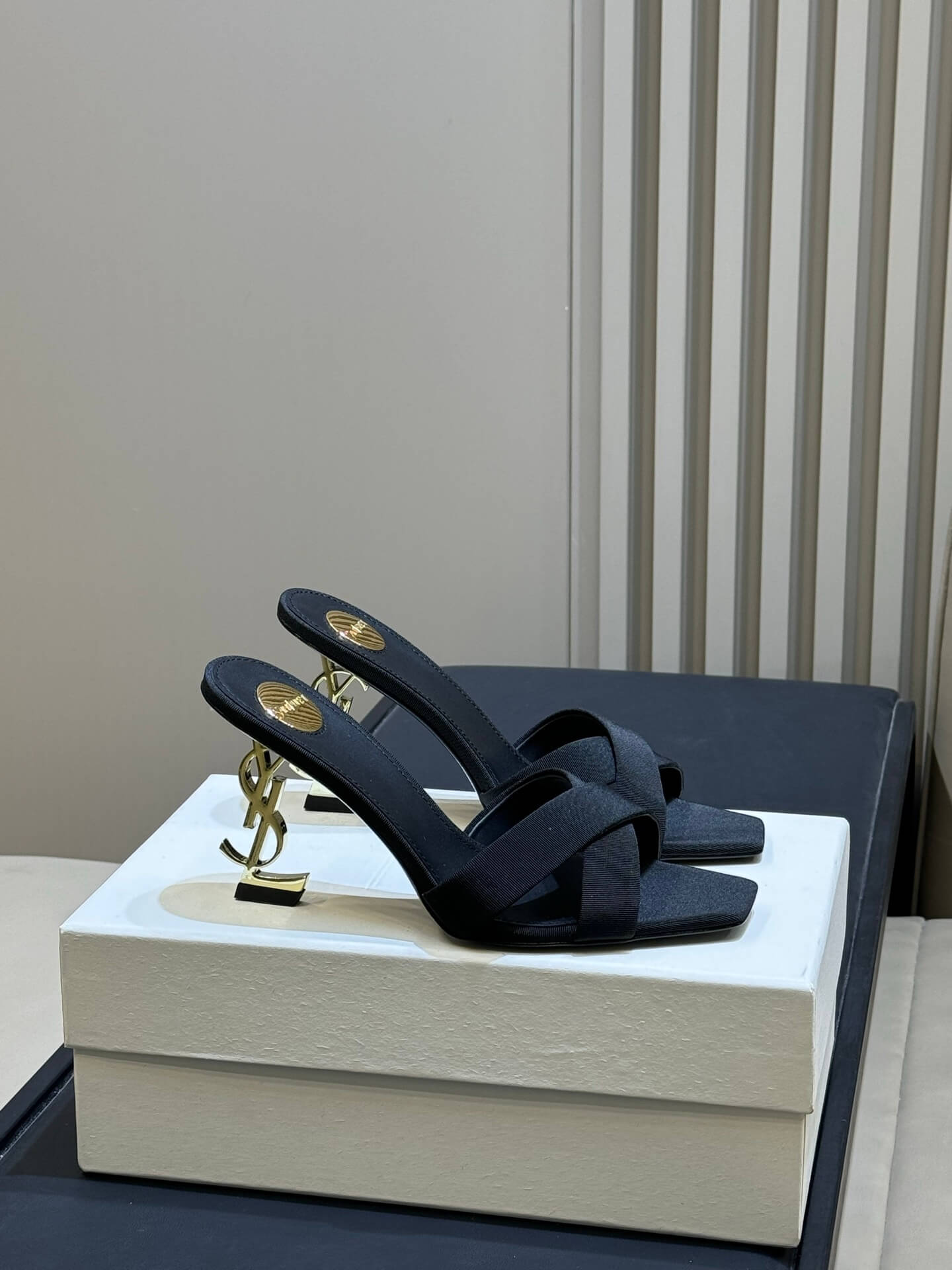 Yves Saint Laurent босоніжки