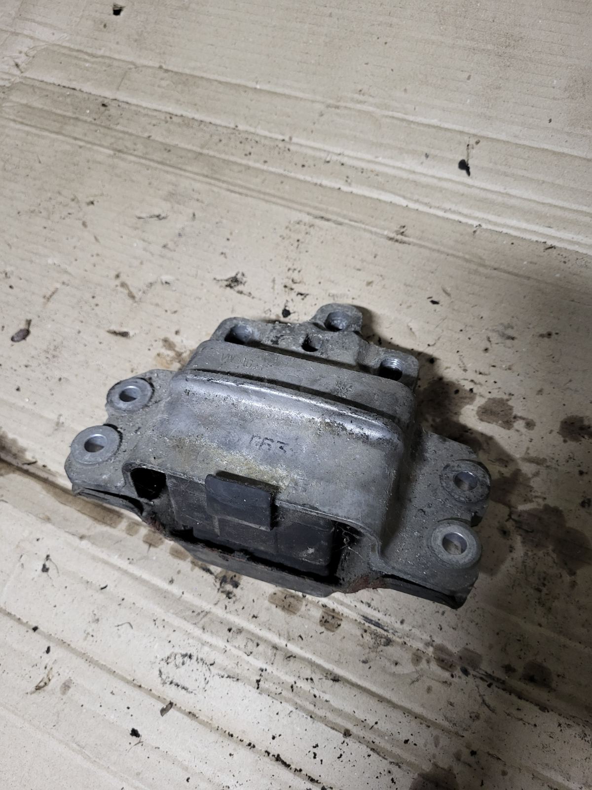 Подушка КПП Passat B6