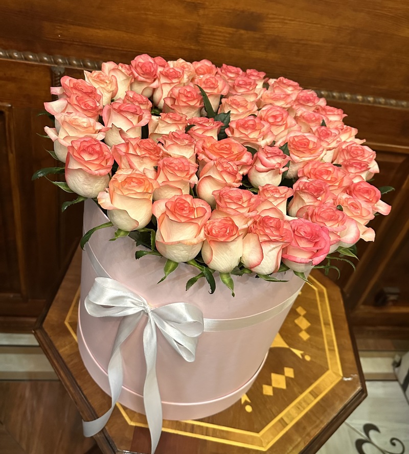 Композиція в коробці з 51 рожево-білої троянди