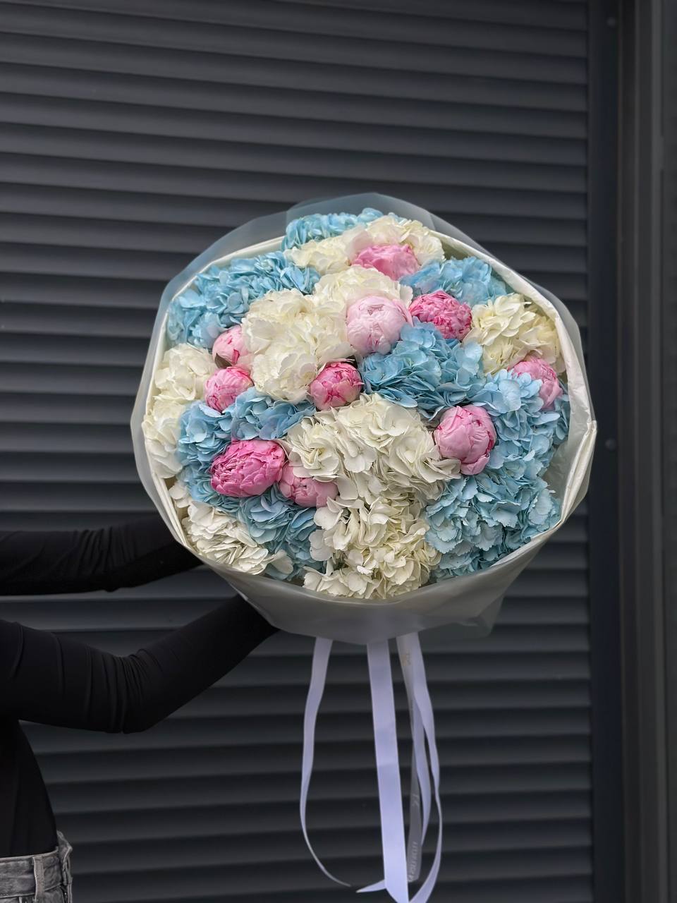 Повітряні гортензії доповнені півонями сорту Sarah Bernhardt