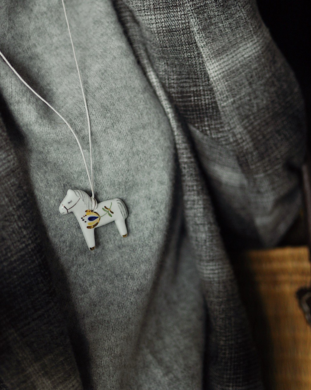 керамічний кулон коник з квіткою