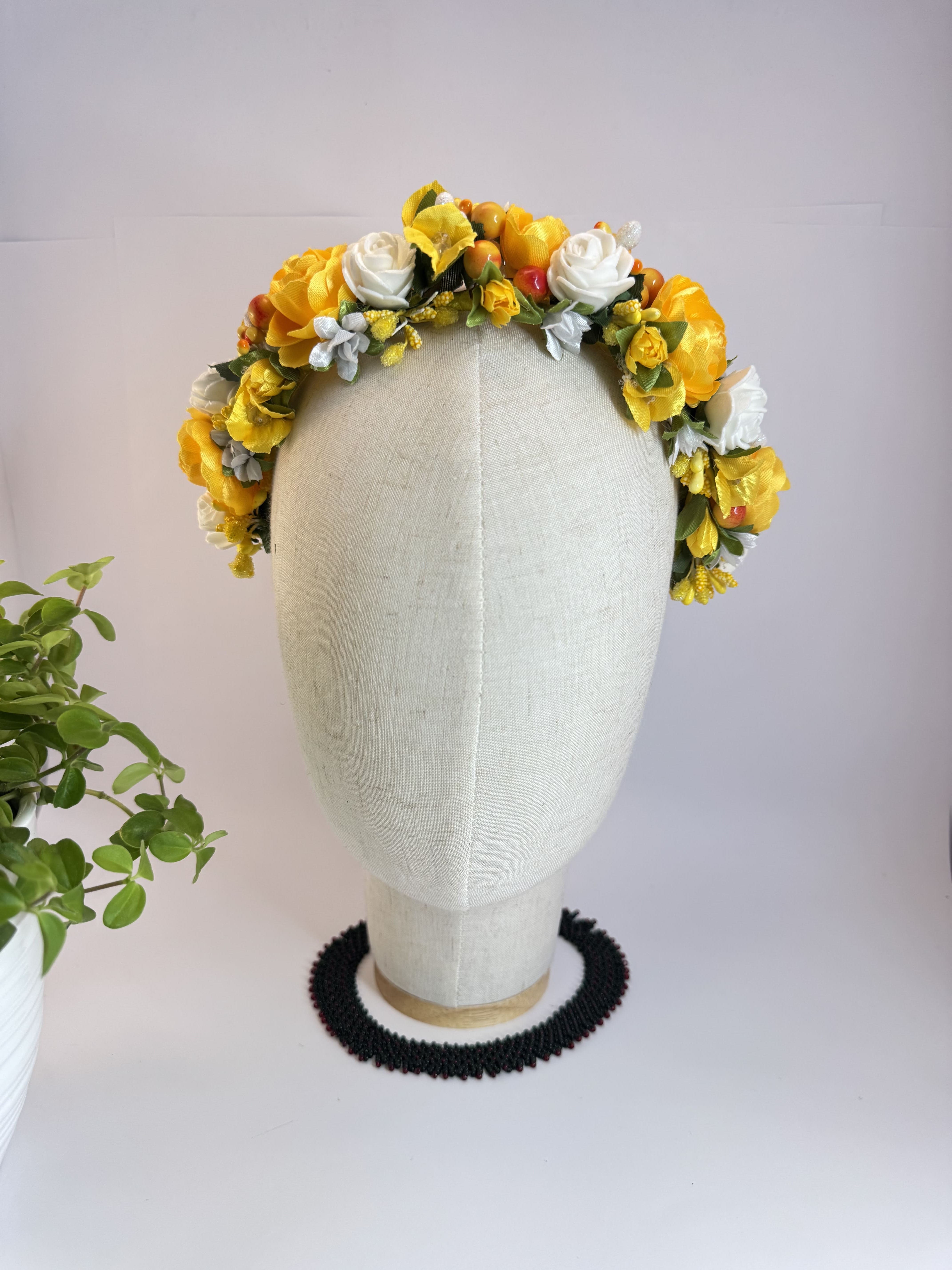 Квітковий жовтий віночок на голову