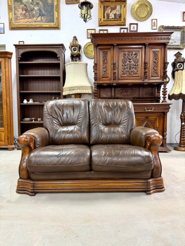 Класичний двомісний диван у коньячній шкірі
