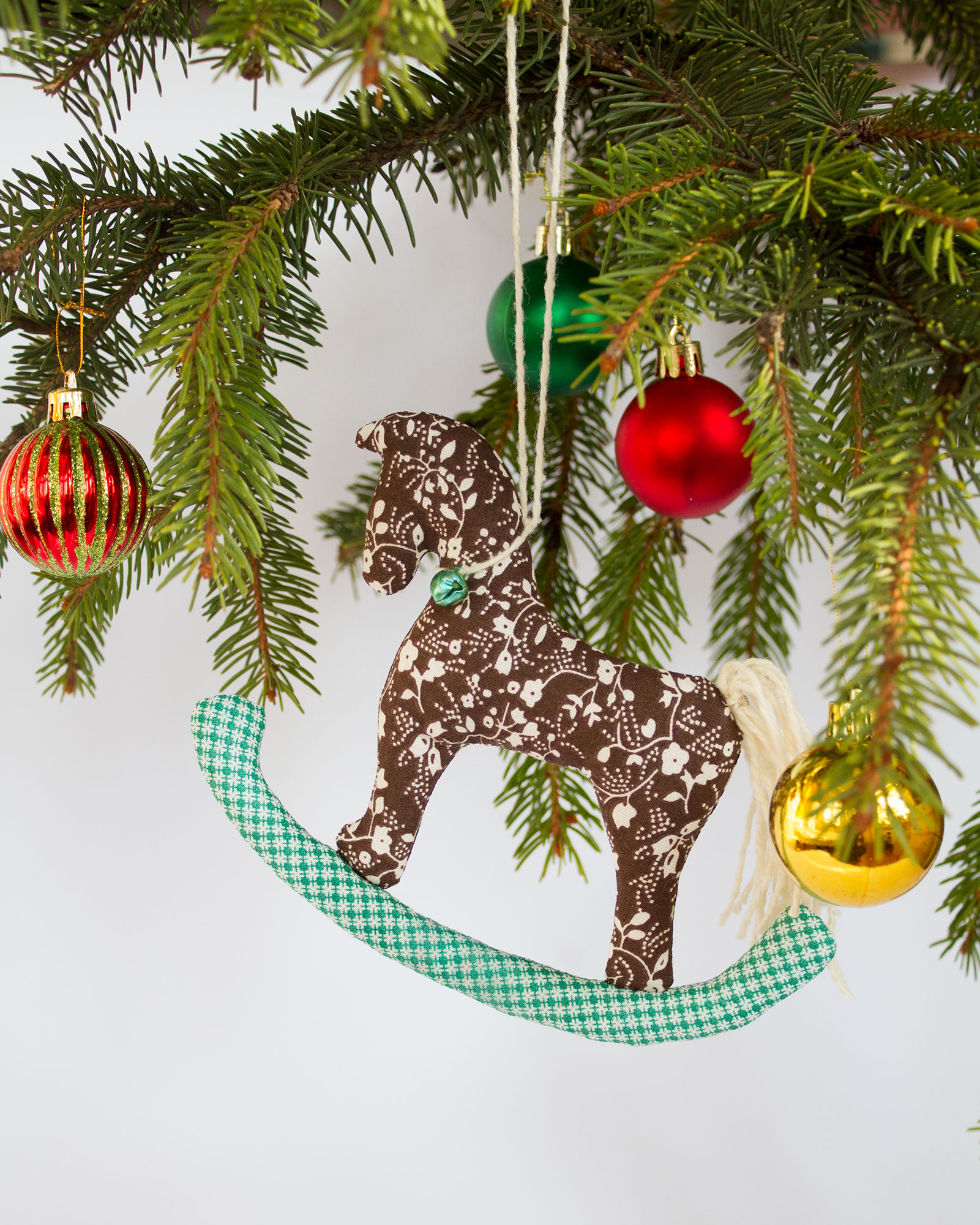 Ялинкова прикраса коник коричневий