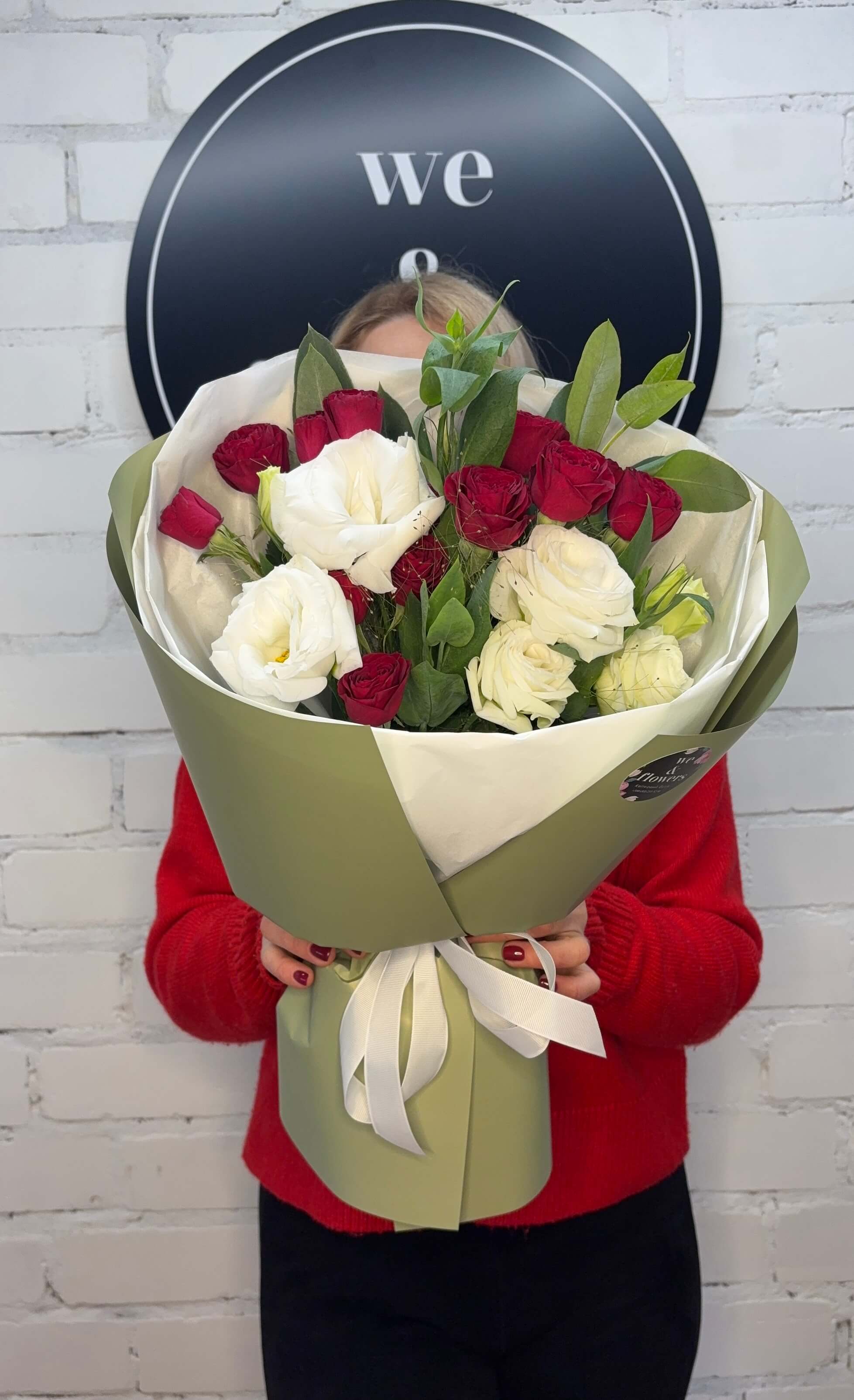 Букет з червоними трояндами та еустомою №25