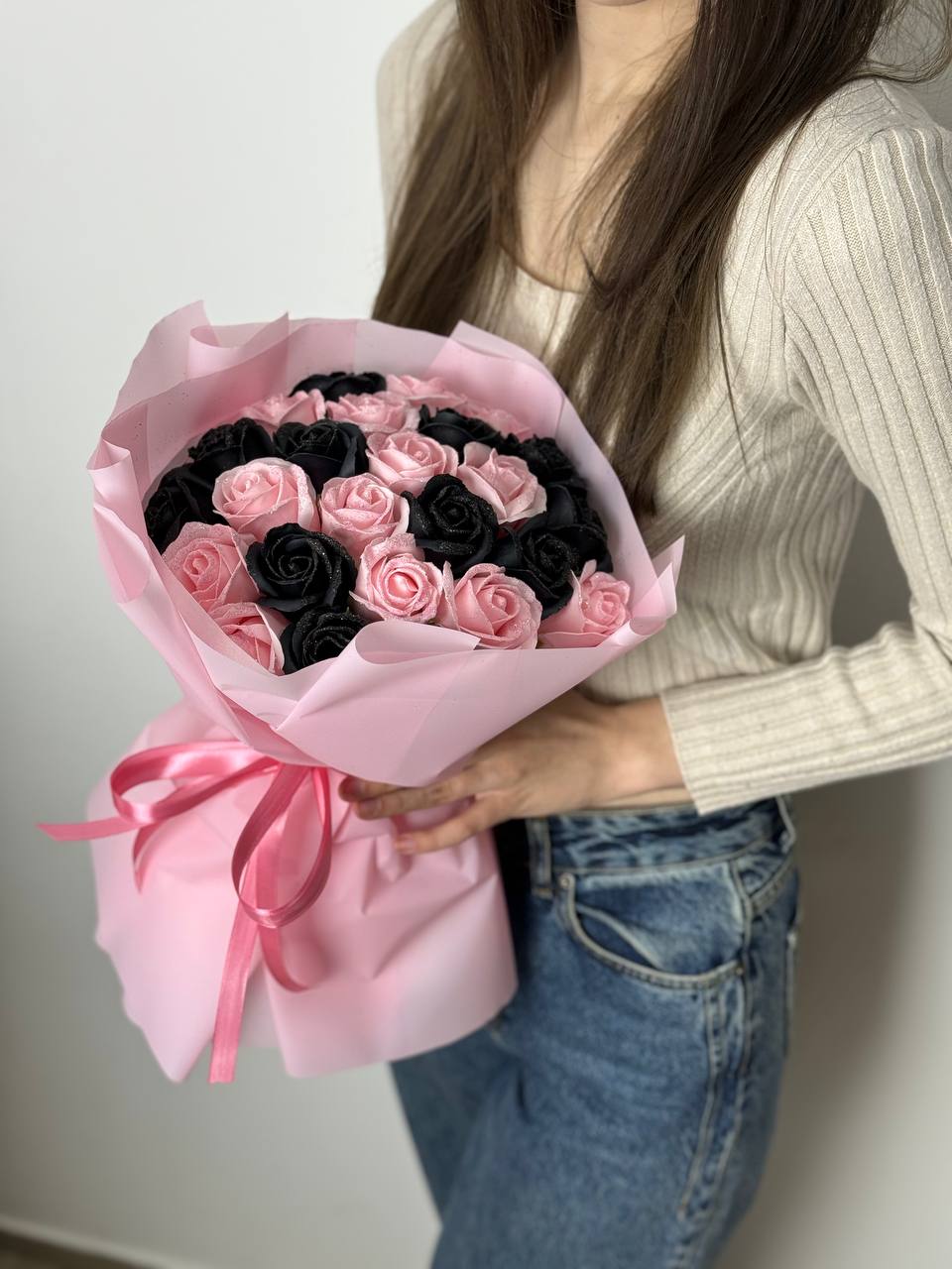 Ніжно-рожевий з чорним на 25 троянд з блискітками🩷🖤