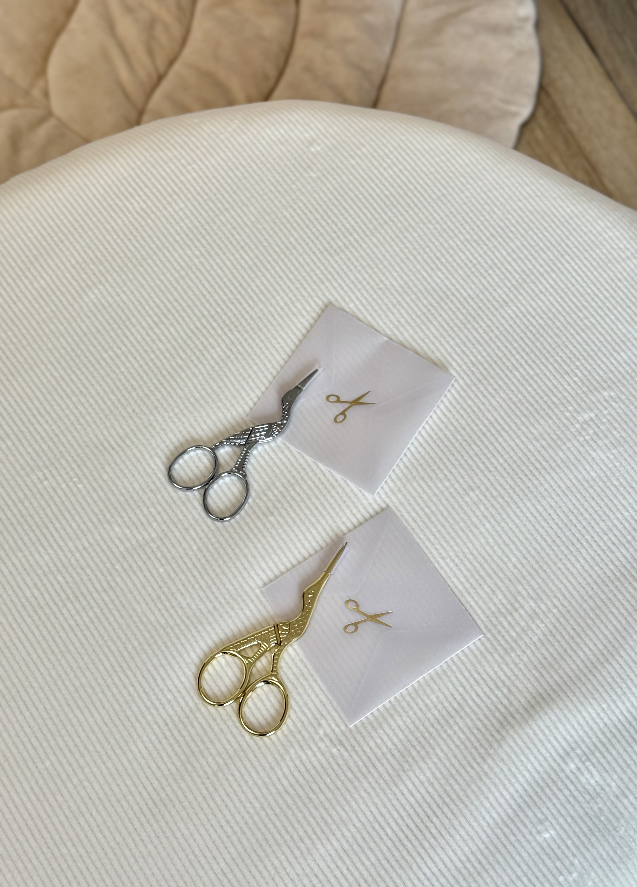 Ножиці та конверт для першого пасма волосся