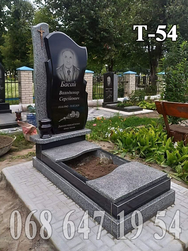 Пам’ятник Т-54 одинарний з сірою приставною плитою та двома рядами бордюр