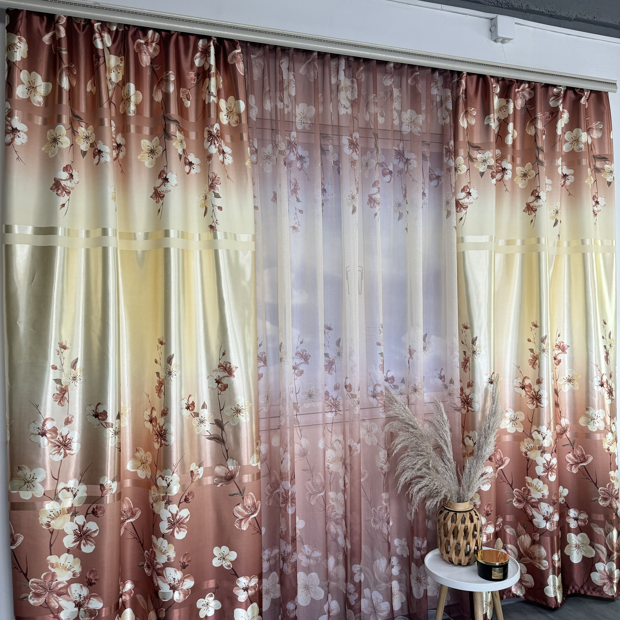 Штори атласні з тюлем з принтом квітів коричневого кольору на тасьмі